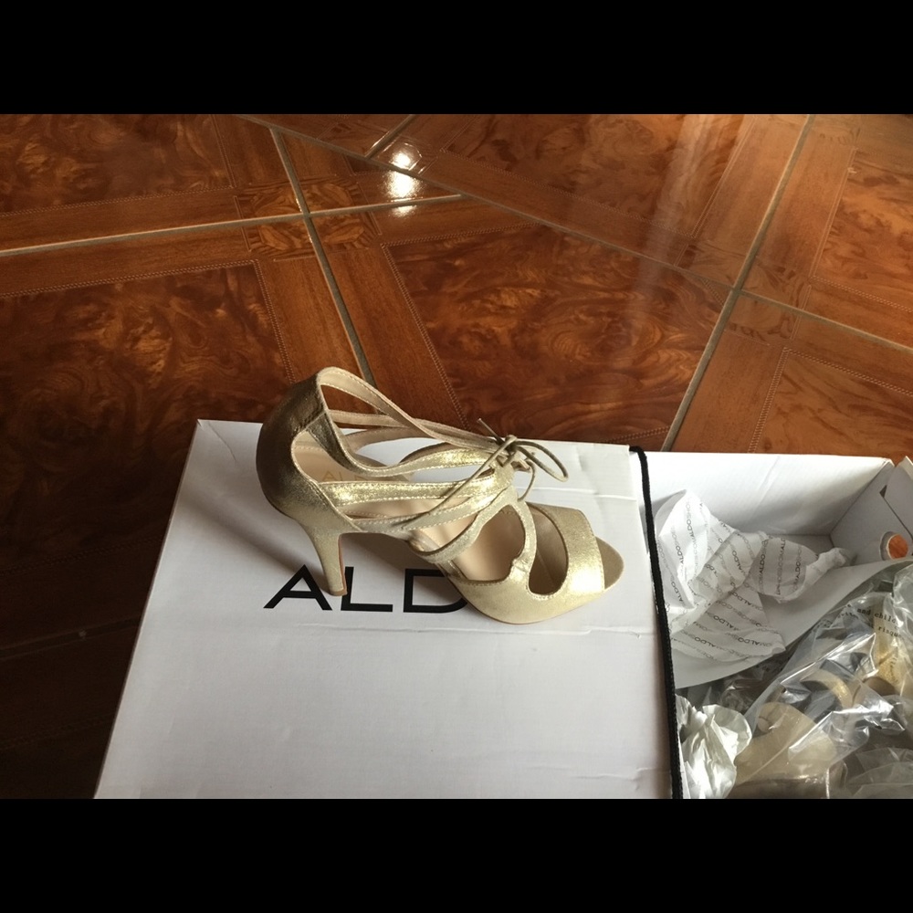 Aldo like New the up gold shoe